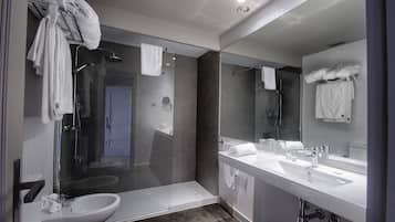 Superior Double Room | Bathroom | Shower, free toiletries, hair dryer, towels