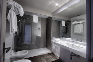 Habitación doble superior | Baño | Regadera, amenidades de baño gratuitas, secadora de cabello, toallas 