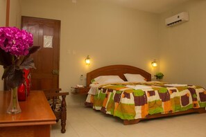 Habitación doble Deluxe | Caja de seguridad en la habitación y escritorio