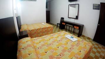 Habitación doble, 2 camas matrimoniales | Tabla de planchar con plancha y wifi gratis