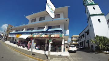 Vista frontal de la propiedad
