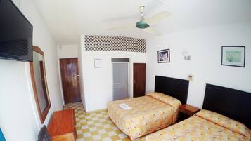 Habitación doble, 2 camas matrimoniales | Tabla de planchar con plancha y wifi gratis