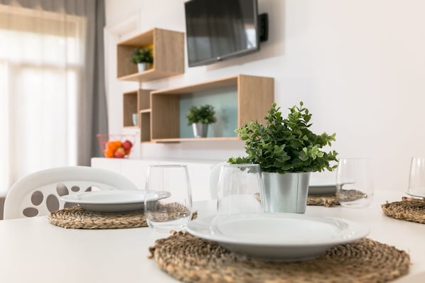 Appartement, 2 slaapkamers, terras | Woonkamer | Televisie