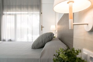 Cortinas opacas, cunas (de pago), wifi gratis