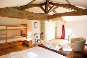 أغطية فراش متميزة وأسرّة بإسفنج يتكيف مع شكل الجسم ومكتب