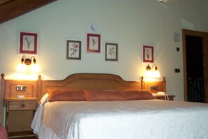 Habitación doble | Escritorio, cortinas opacas, wifi gratis y ropa de cama