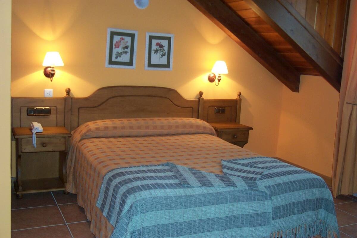 Desk, blackout drapes, WiFi (free), bed sheets