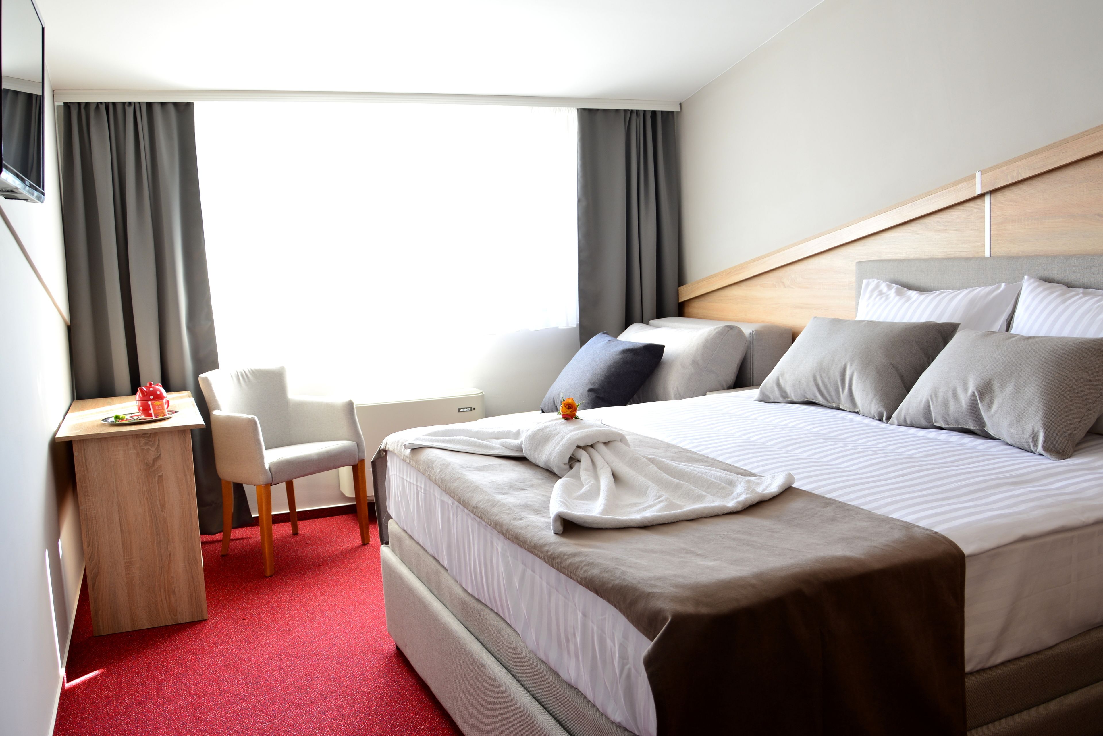 in-room safe, desk, laptop workspace, soundproofing