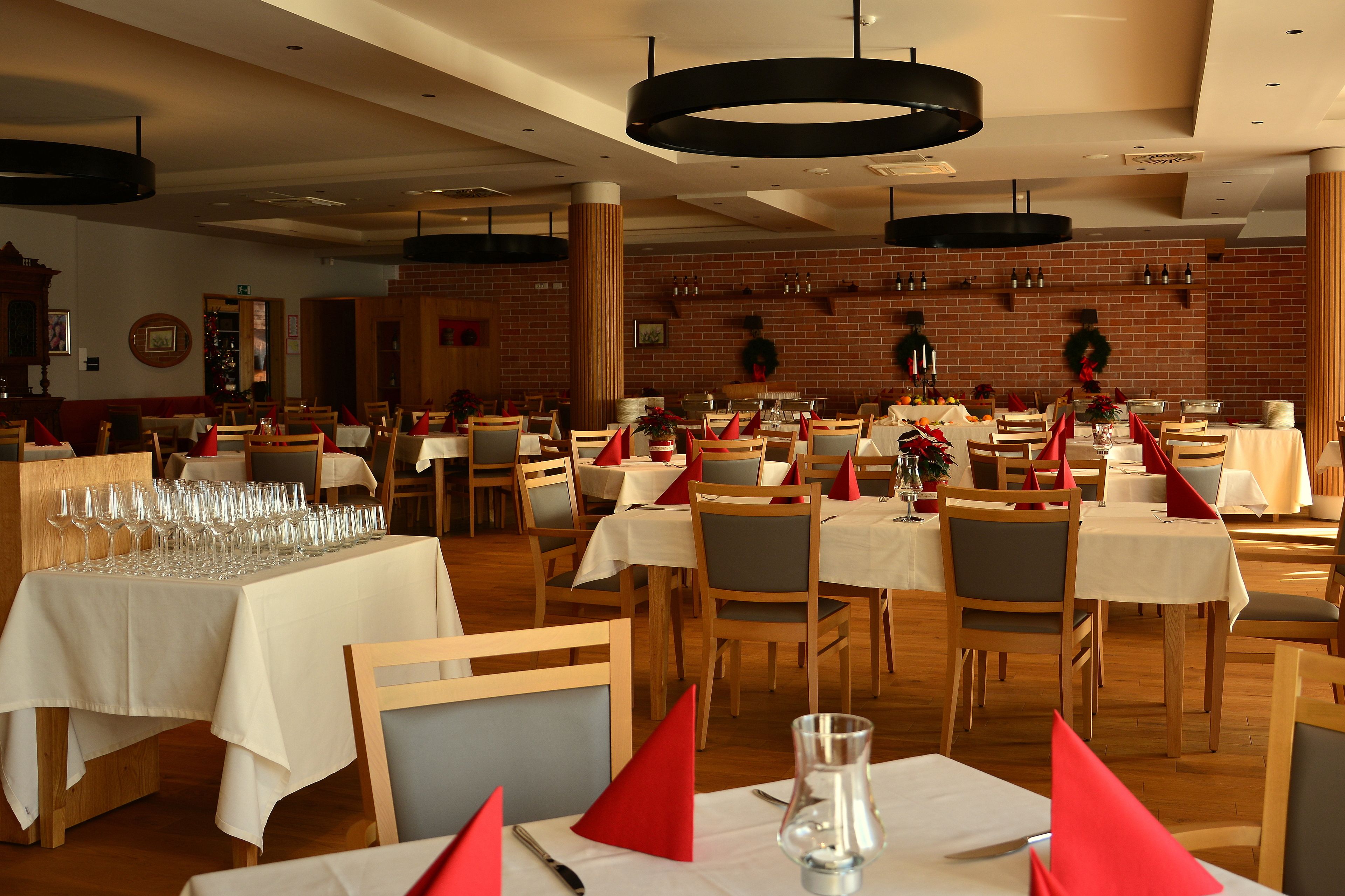 Frokost, lunsj og middag serveres, lokale og internasjonale retter 