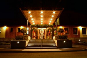 Fachada da propriedade à noite