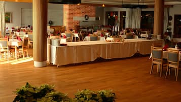 Serveert ontbijt, lunch, diner, lokale en internationale gerechten