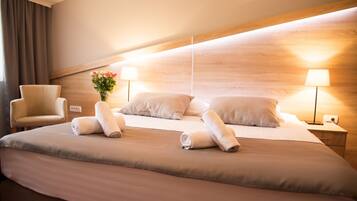 Classic Twin Room | In-room safe, desk, laptop workspace, soundproofing