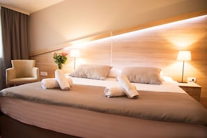 Classic Twin Room | In-room safe, desk, laptop workspace, soundproofing
