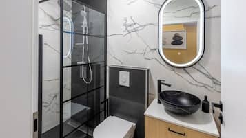 Chambre Prestige, 1 chambre | Salle de bain | Douche, articles de toilette (gratuits), séchoir à cheveux