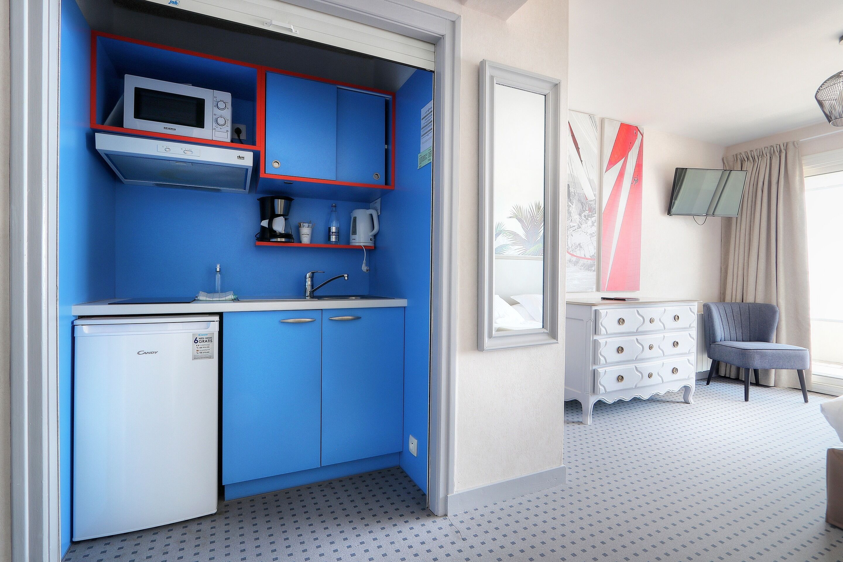 studio, 1 queen bed, sea view | private kitchen