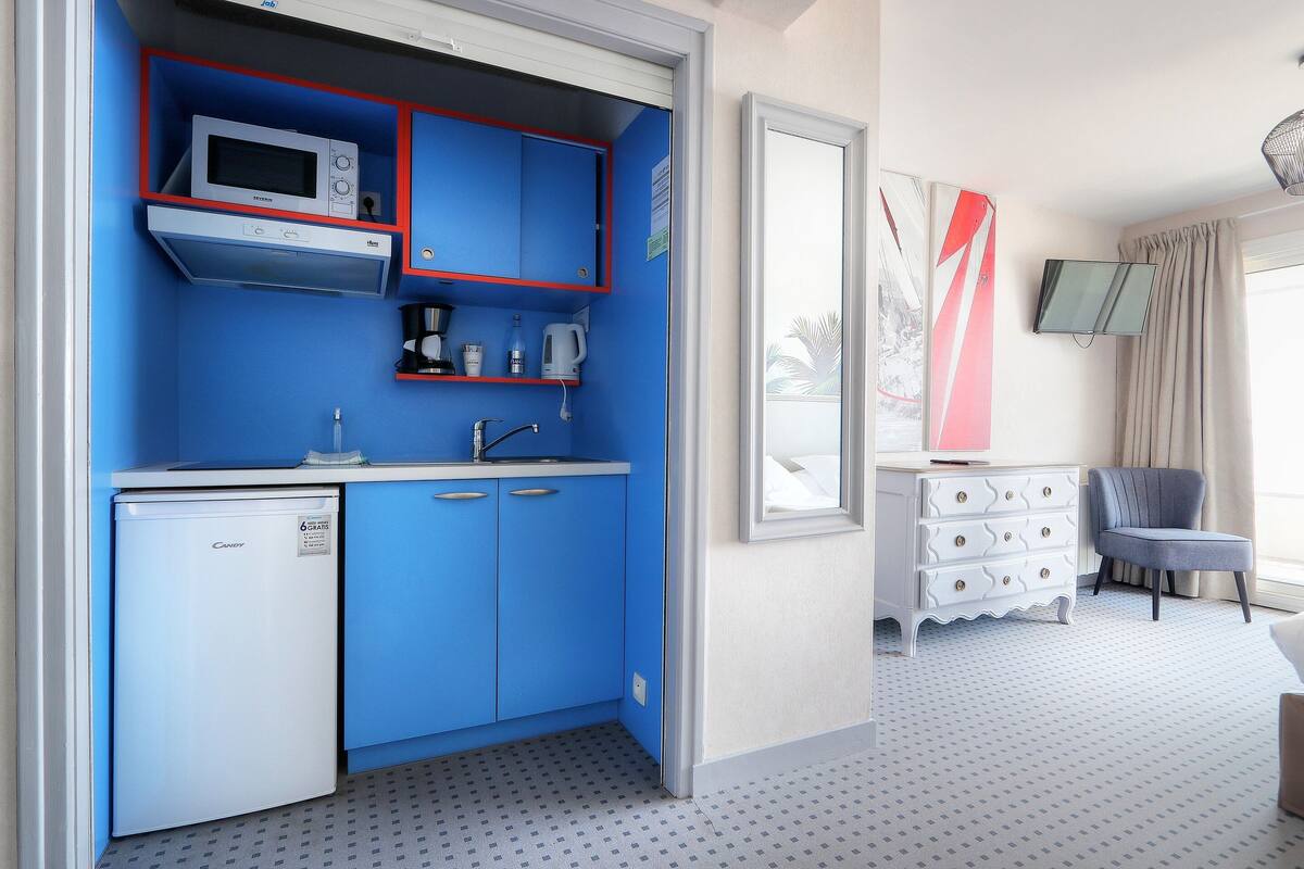 studio, 1 queen bed, sea view | private kitchen