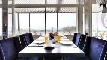 Petit déjeuner buffet (15 EUR par personne)