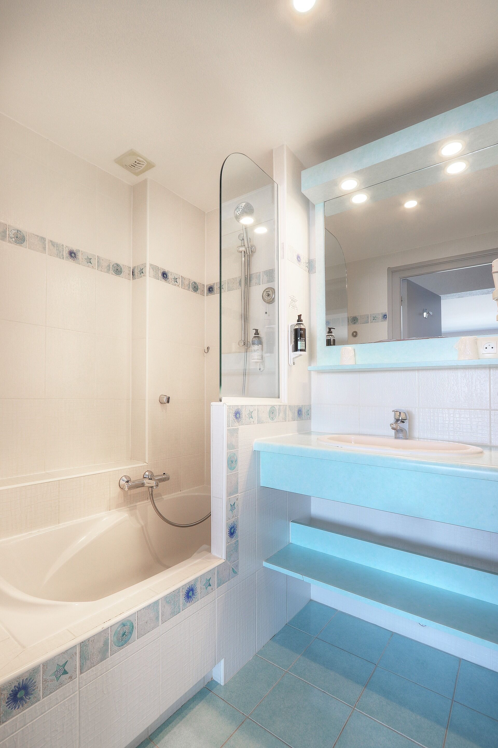 studio, 1 queen bed, sea view | bathroom | towels, soap, shampoo, toilet paper