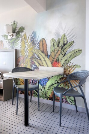 Estudio, 1 cama Queen size, vista al mar | Decoración personalizada, muebles diferentes y escritorio 