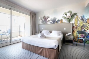 Decoración personalizada, muebles diferentes y escritorio 