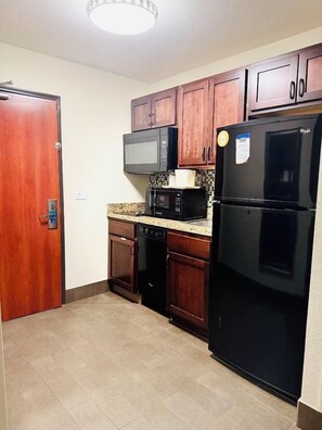 Fridge, microwave, stovetop, dishwasher