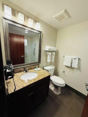 Combined shower/bathtub, free toiletries, hair dryer, towels