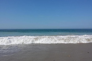 A beach with waves approaching the shore under a clear sky. - Maisonette in France with Modern Comfort (Noirmoutier en l'Ile)
