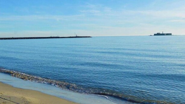 A calm sea with a sandy beach and a pier extending into the water. - Coastal Retreat w/ Balcony (LE CAP D'AGDE)