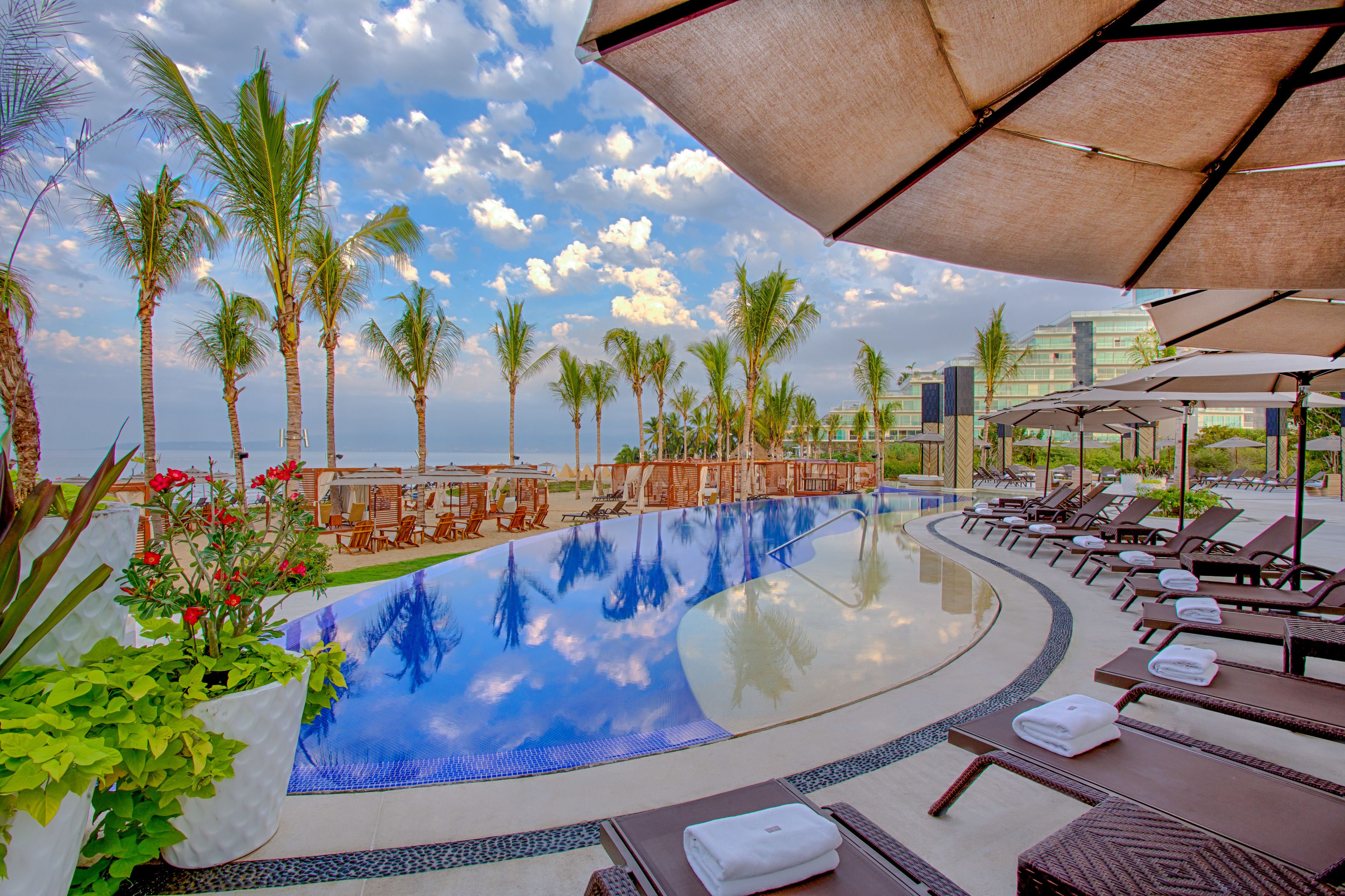 حمّام سباحة خارجي، مظلات على حمّام السباحة، مقاعد للتشمس