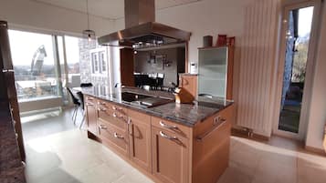 Een koelkast, een magnetron, een oven, een kookplaat