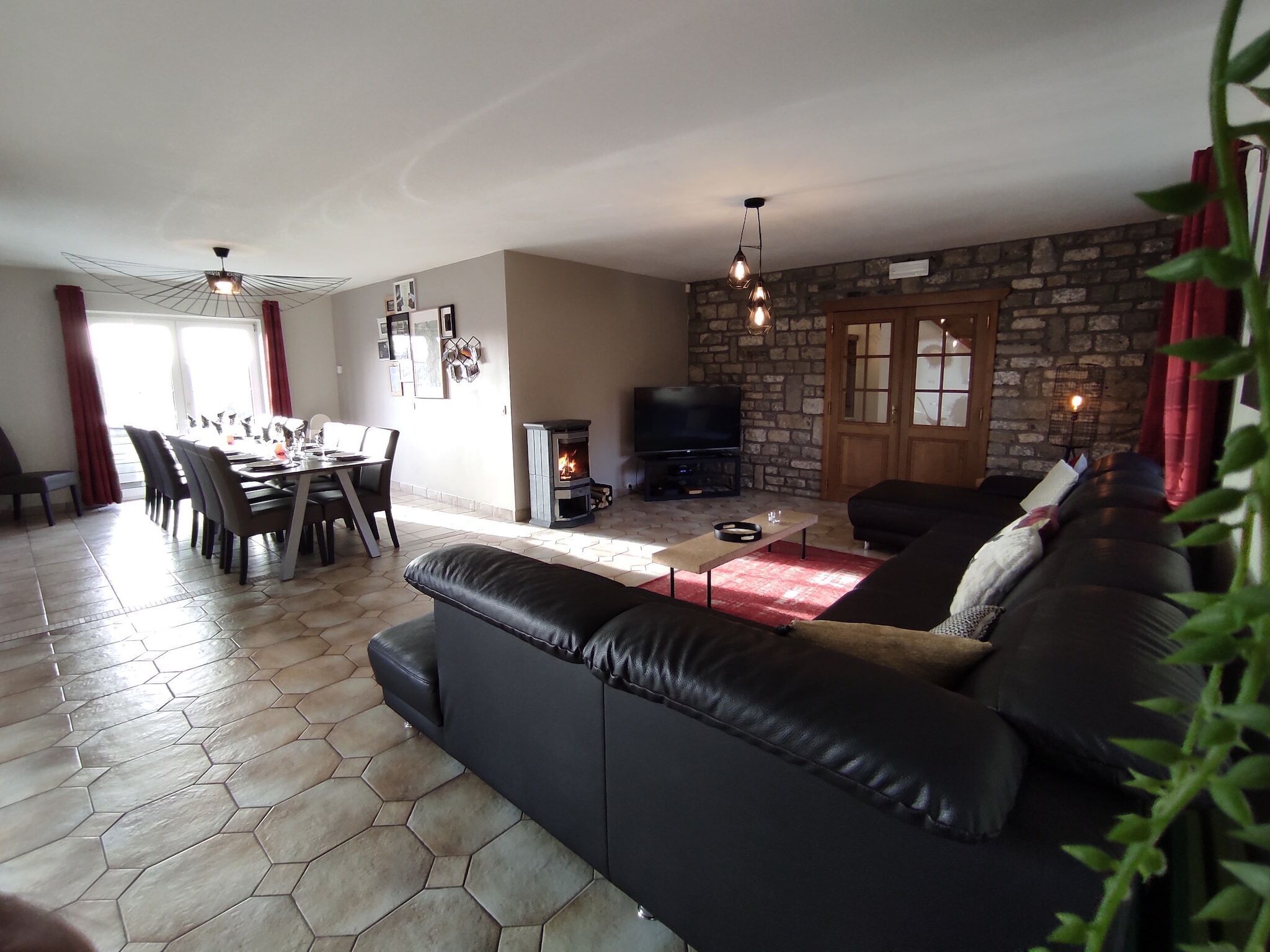 TV, caminetto, impianto stereo