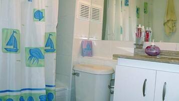 Family Apartment, 2 Bedrooms | Bathroom | Combined shower/tub, towels