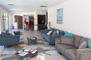 Ein modernes Wohnzimmer mit Sofas, einem Couchtisch und einer Rezeption.