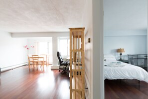 مكتب ومكواة/لوح كي وواي فاي مجانًا وملاءات أسرّة