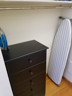 مكتب ومكواة/لوح كي وواي فاي مجانًا