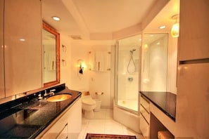 Bathroom - Kahana Reef 116 by RedAwning (Lahaina)