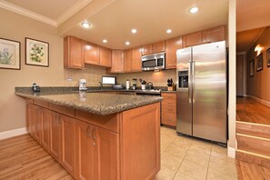 Condo, 1 habitación | Cocina privada | Refrigerador, microondas, horno y cafetera y tetera