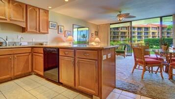 Condo, 1 Bedroom | Private kitchen | Fridge, microwave, oven, coffee/tea maker