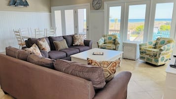 Huis, 5 slaapkamers | Woonruimte | Een televisie en een dvd-speler