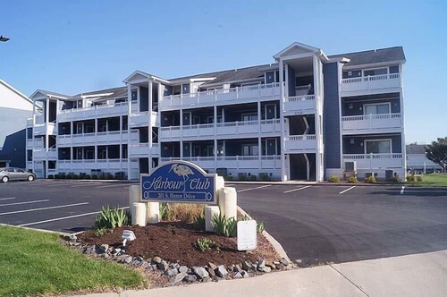 Harbour Club B16 2 Bedroom Condo by RedAwning