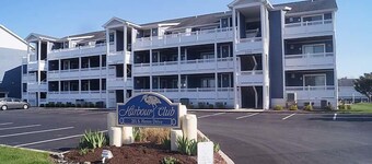 Harbour Club B16 2 Bedroom Condo by RedAwning