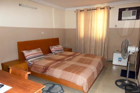 Quarto casal standard | Escrivaninha, espaço de trabalho para notebook, Wi-Fi de cortesia. Wonder King Hotel