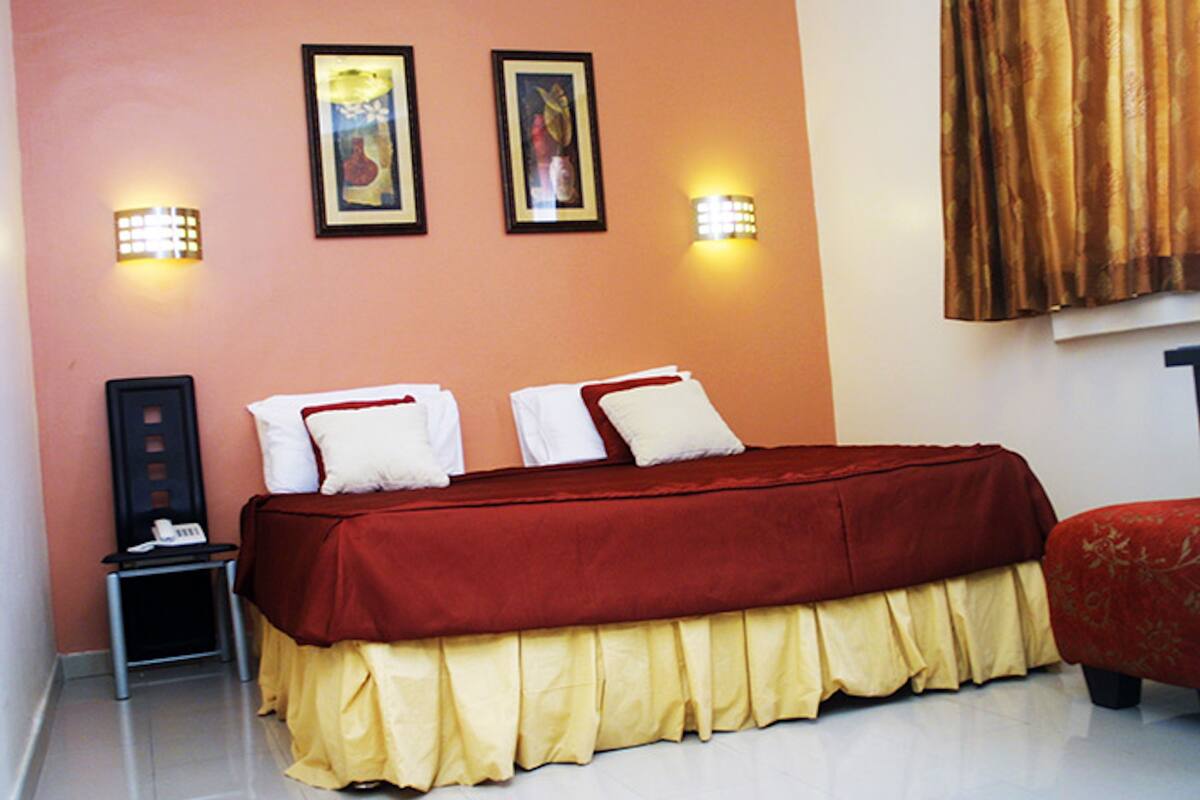 Executive Room | Desk, laptop workspace, WiFi (free), bed sheets