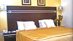 Desk, laptop workspace, WiFi (free), bed sheets - Ahi Residence (Lagos)