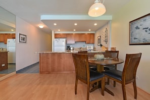 Dining - Kahana Reef 414 by RedAwning (Lahaina)