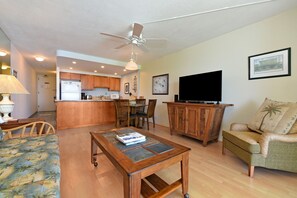 Living area - Kahana Reef 414 by RedAwning (Lahaina)
