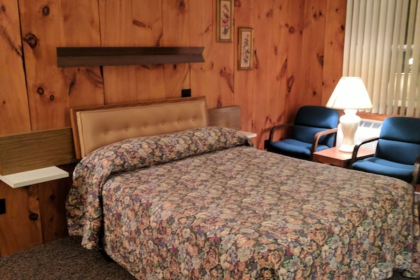 Room, 1 Queen Bed | Premium bedding, WiFi (free), bed sheets