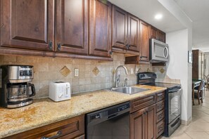 Studio | Dapur pribadi | Microwave, mesin pembuat kopi/teh, dan pemanggang roti