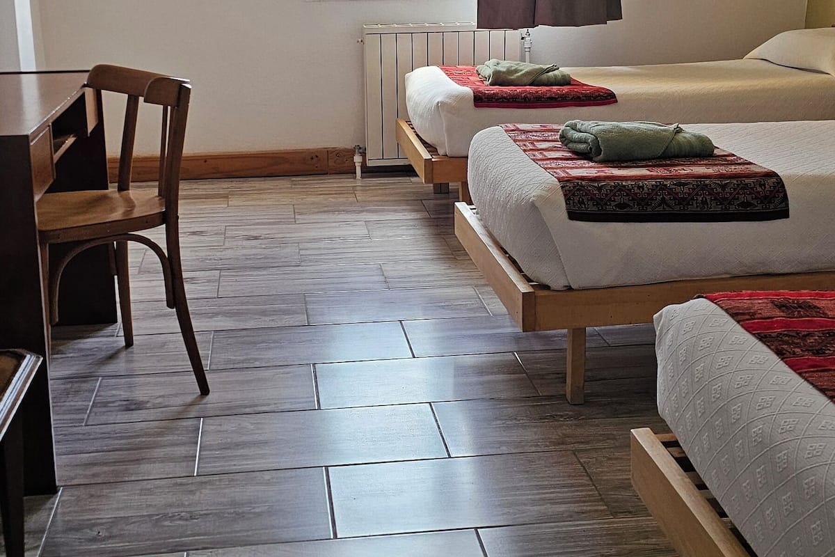 Dreibettzimmer | Zimmersafe, Schreibtisch, kostenlose Babybetten, kostenloses WLAN