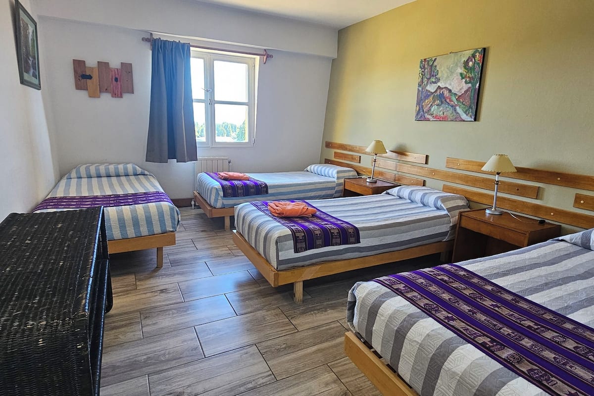 Vierbettzimmer | Zimmersafe, Schreibtisch, kostenlose Babybetten, kostenloses WLAN